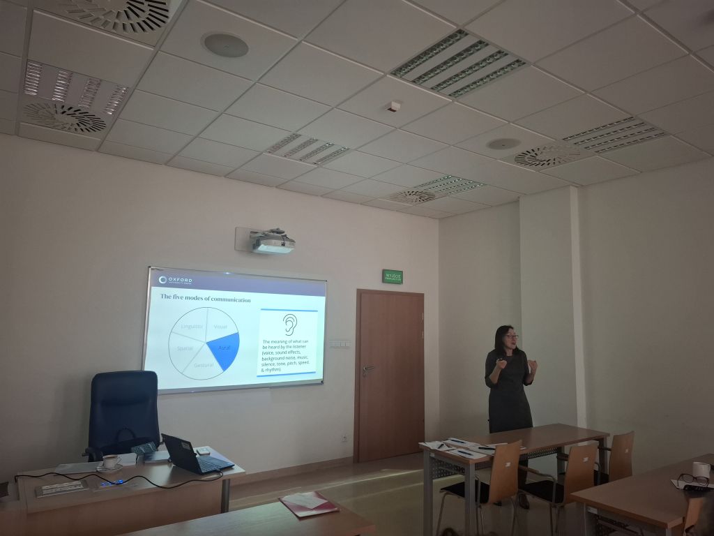 kadr ze szkolenia, widok na prezentację i wykładowce