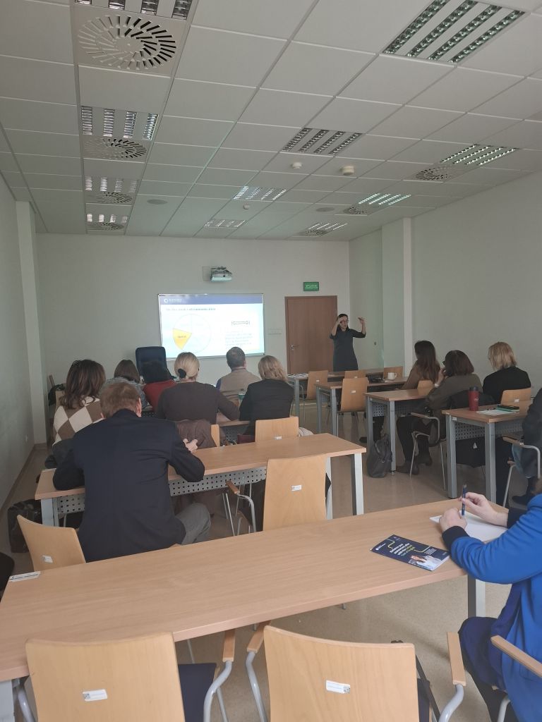 kadr z lewego końca sali, widok na uczestników szkolenia