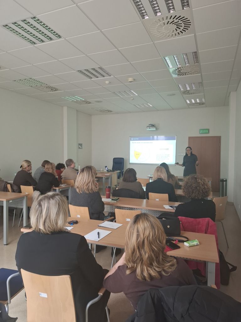 kadr z prawego końca sali, widok na uczestników szkolenia