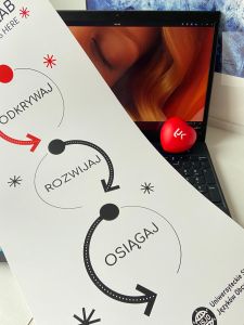 hasło przewodnie, pojedyncze wyrazy w okręgach na kartce, która leży na otwartym laptopie