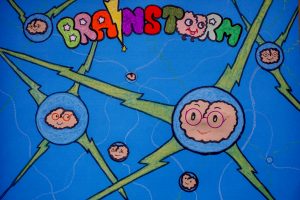 Brainstorm - uśmiechnięte mózgi z błyskawicami