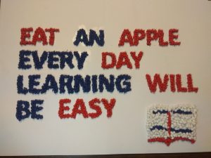 Napis Eat and apple every day learning will be easy