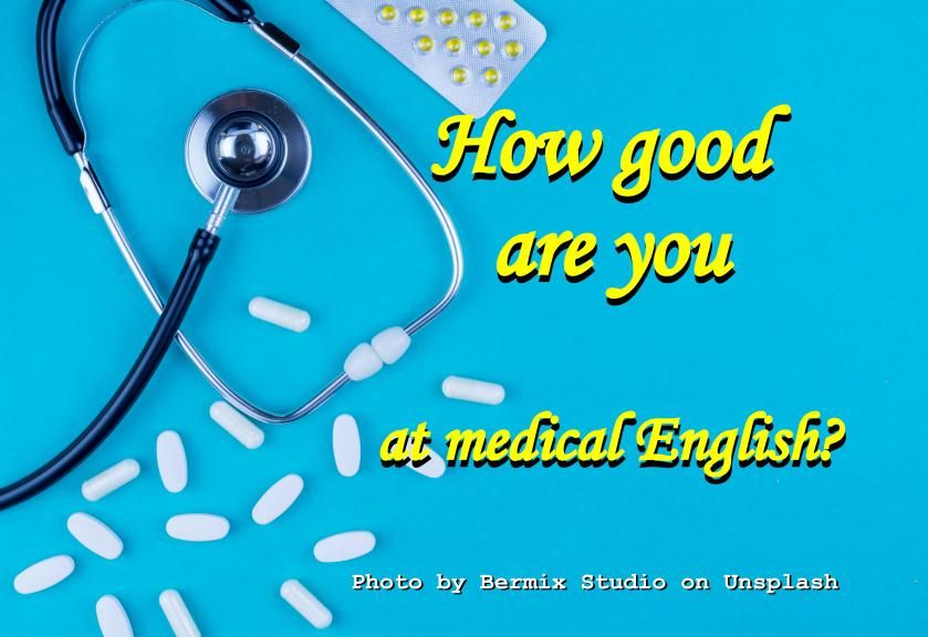 Stetoskop, rozsypane tabletki, żółty napis a niebieskim tle