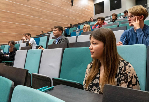 Studenci siedzący na auli